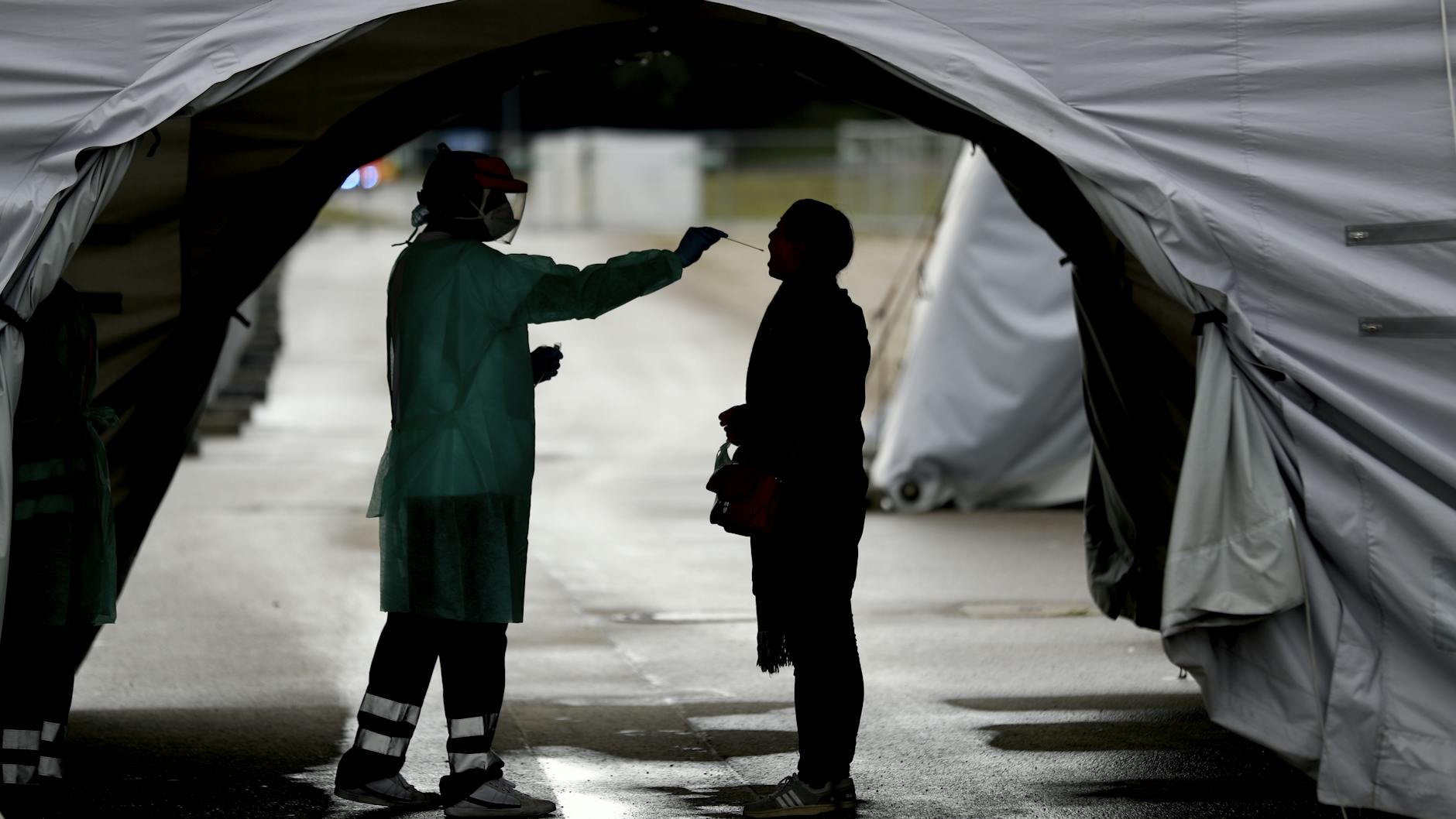 Corona Test an einer Teststation auf der Oktoberfest-Theresienwiese in München.