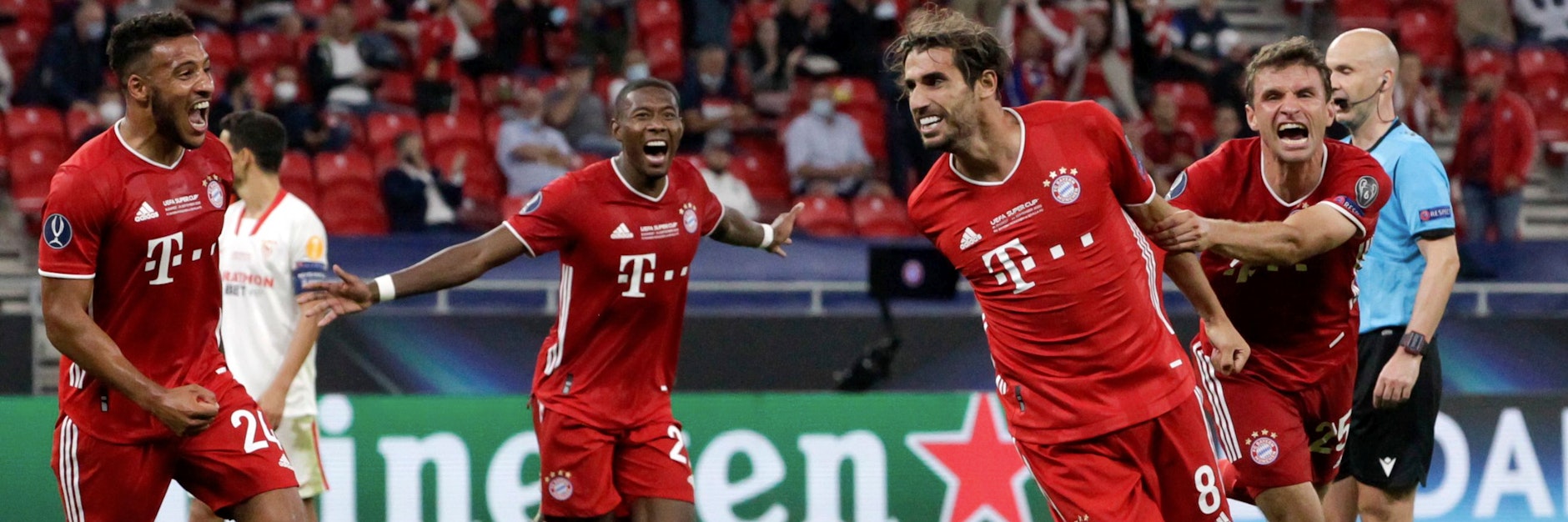 Die Bayern feiern den Torschützen&nbsp;Javi Martínez&nbsp;
