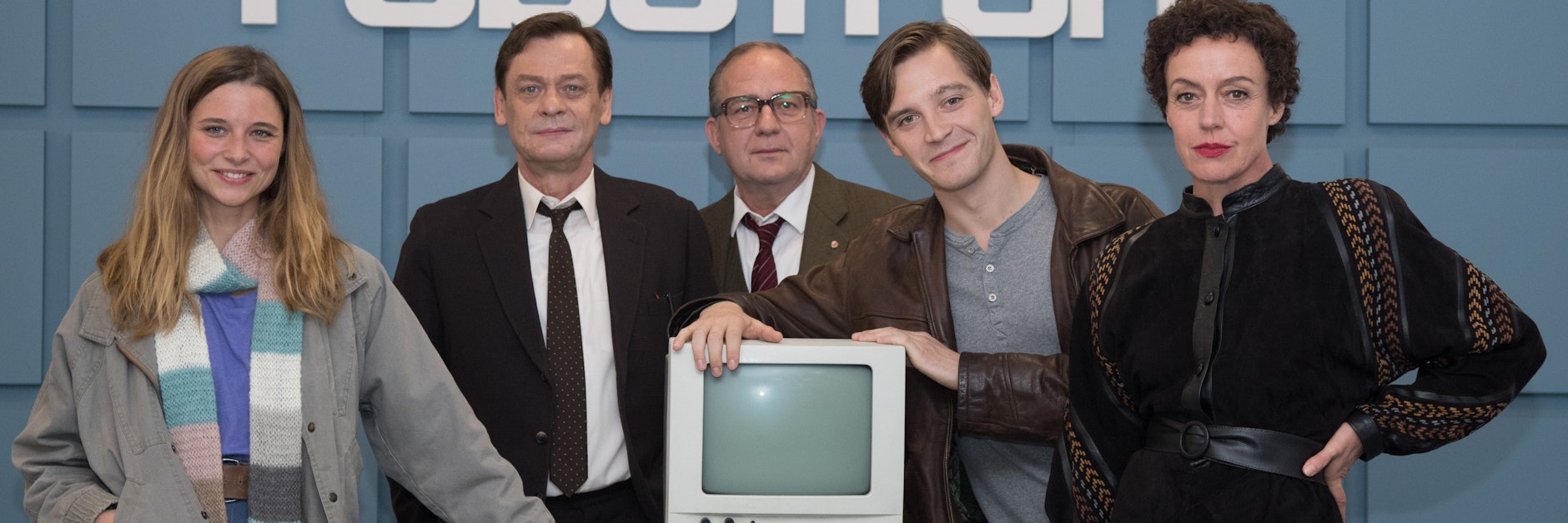 Die Hauptdarsteller-Riege von „Deutschland 89“: Svenja Jung, Sylvester Groth, Uwe Preuss, Jonas Nay und Maria Schrader (v.li.) sind bereit zum großen Serien-Finale.