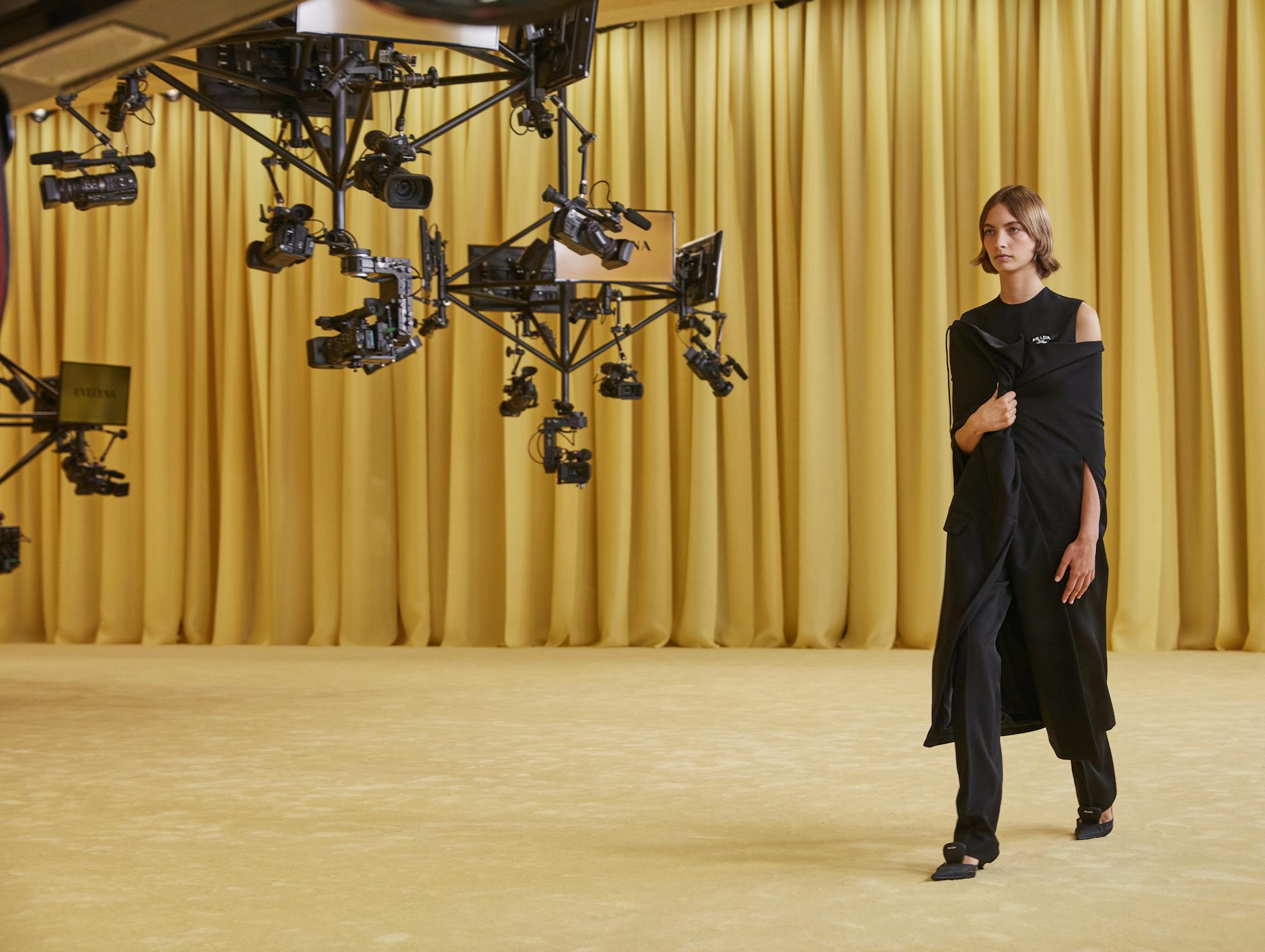 Die nächste Eleganz, auch im Ambiente: Für Miuccia Prada und Raf Simons ist das die neue weibliche Uniform.