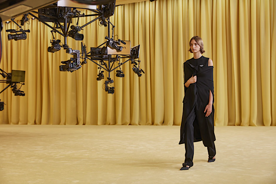 Die nächste Eleganz, auch im Ambiente: Für Miuccia Prada und Raf Simons ist das die neue weibliche Uniform.