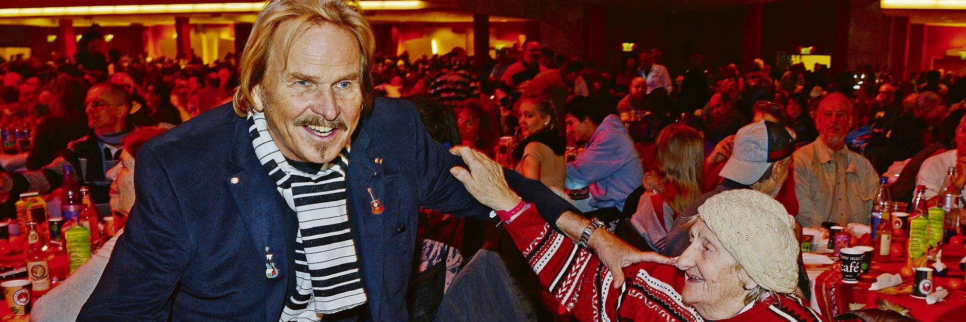 Schlager-Star Frank Zander bei einer seiner Weihnachtsfeiern für Obdachlose: Sie soll auch dieses Jahr stattfinden.