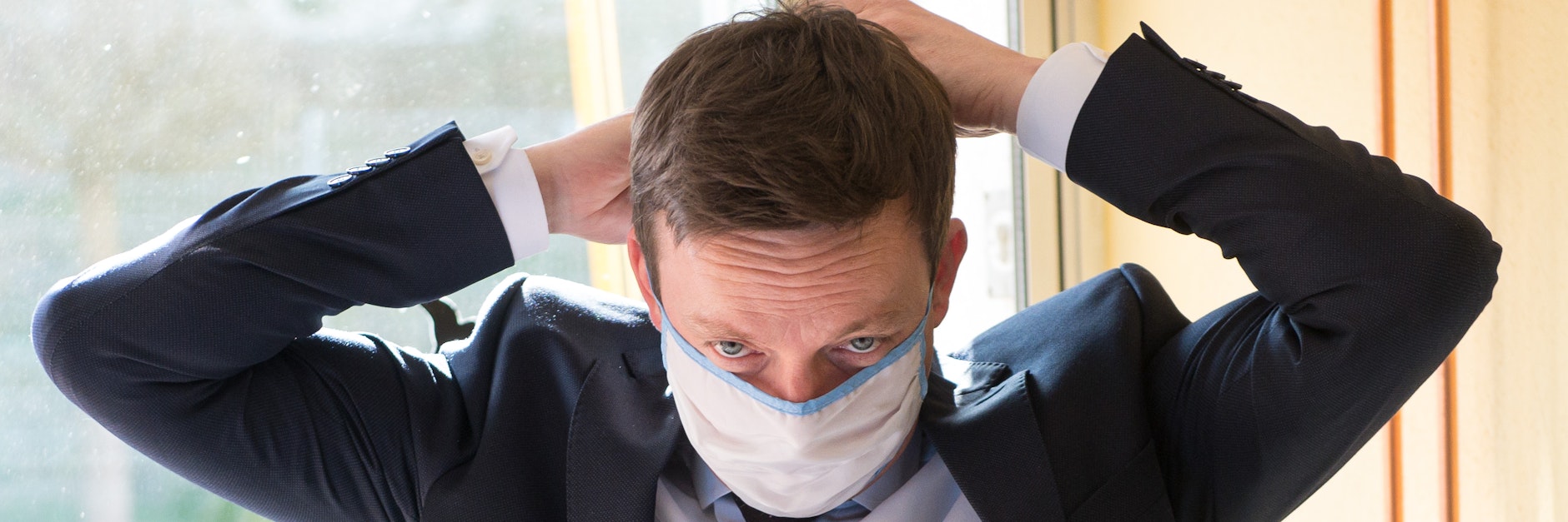 Landeschef Tobias Hans (CDU) hatte Angst, sich bei einem&nbsp;positiv getesteten Personenschützer angesteckt zu haben.