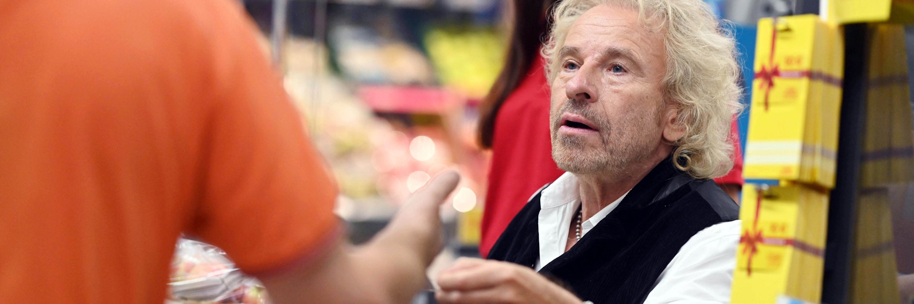 Der Entertainer Thomas Gottschalk sitzt als ehrenamtlicher Kassierer an der Kasse einer Filiale von Netto in Rastatt
