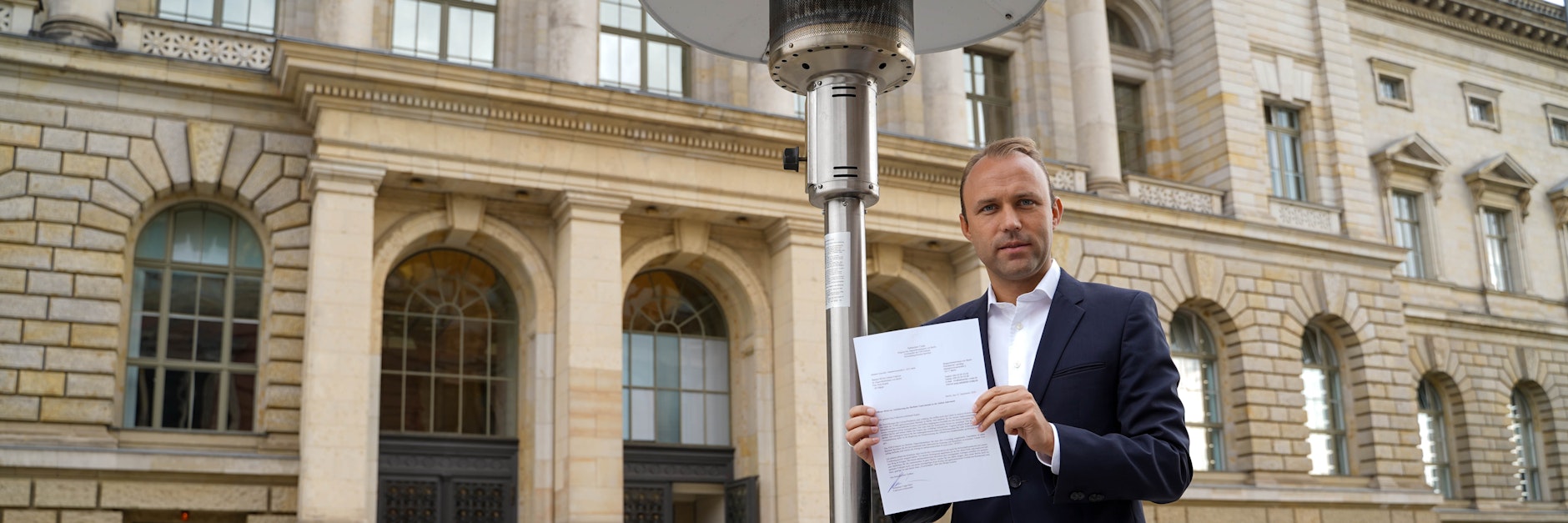 Sebastian Czaja (37) posiert mit seinem Wunschzettel, den er unter anderem Raed Saleh geschrieben hat.