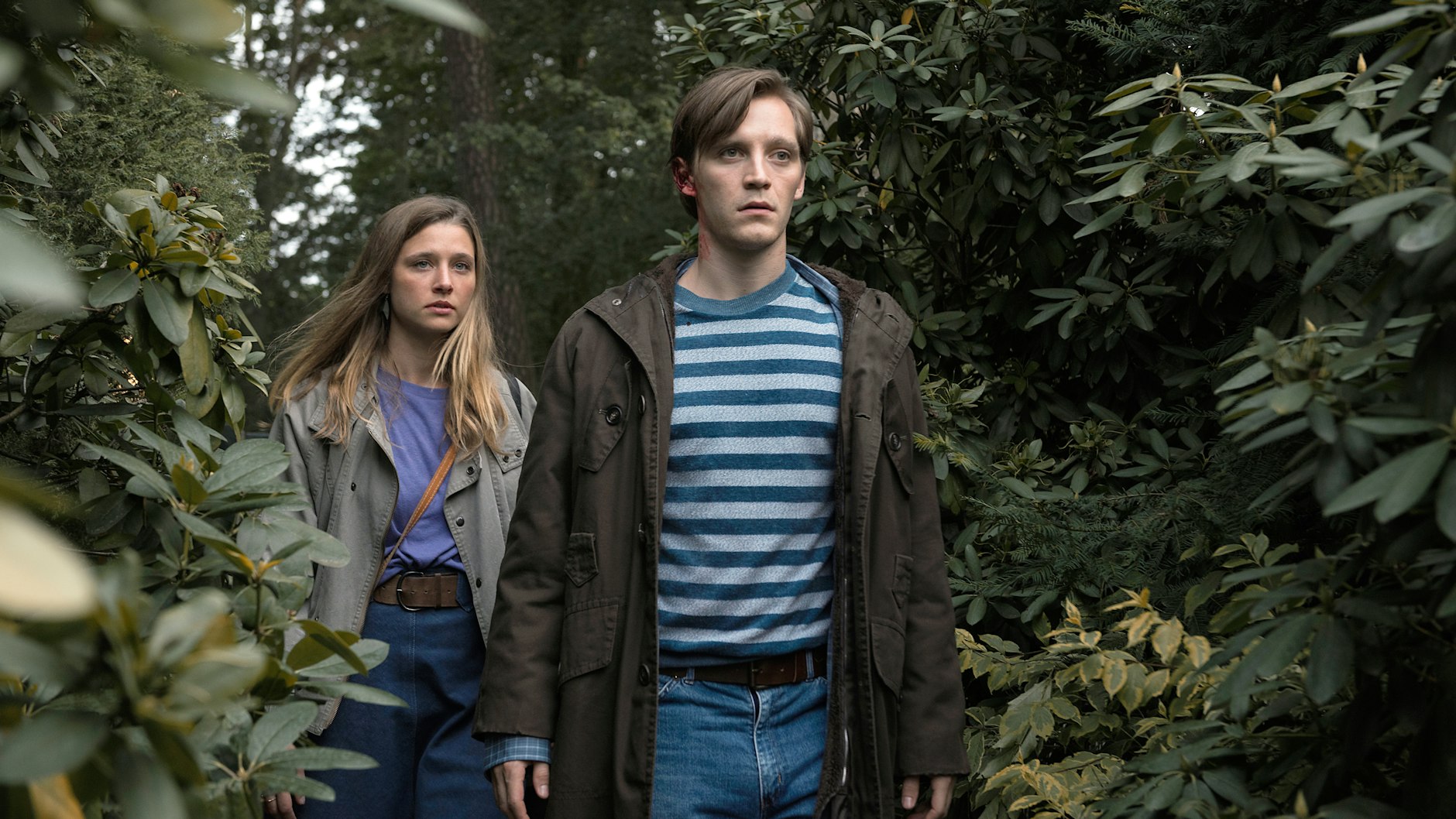 Szene aus „Deutschland'89“, in der Jonas Nay mit Svenja Jung an der Agentenfront kämpfen muss.