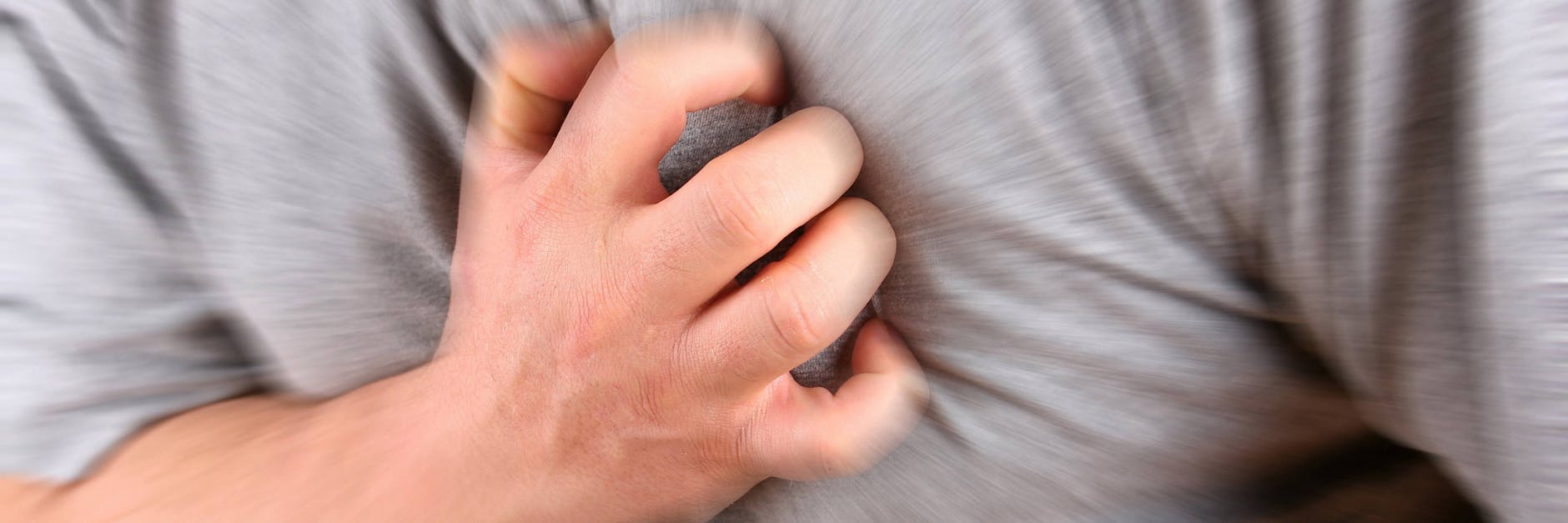 Heftiger Schmerz ist eines der Symptome eines Herinfarktes.