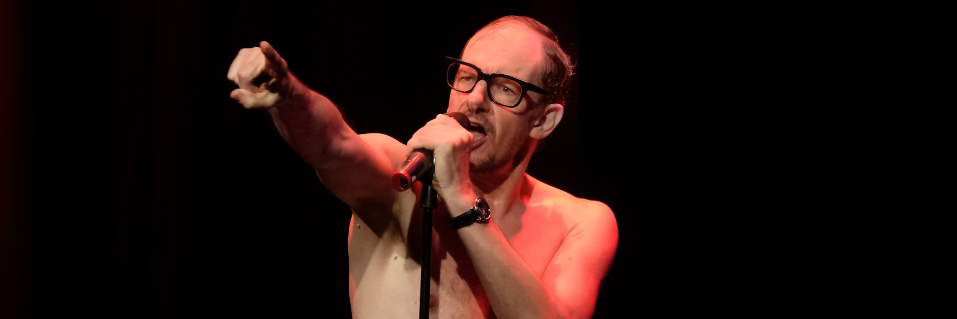 Auf der Bühne arbeitet Kabarettist Chin Meyer mit vollem Körpereinsatz.