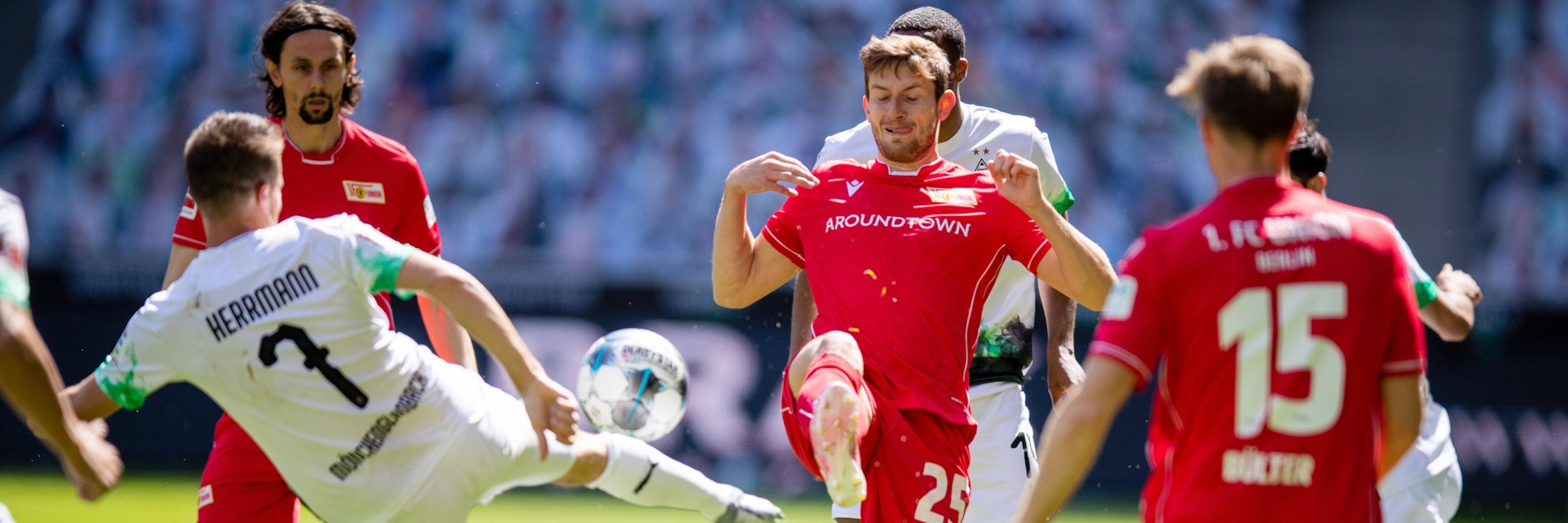 Und hoch das Bein: Christopher Lenz im Zweikampf mit Gladbachs Patrick Herrmann.