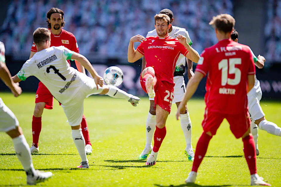 Und hoch das Bein: Christopher Lenz im Zweikampf mit Gladbachs Patrick Herrmann.