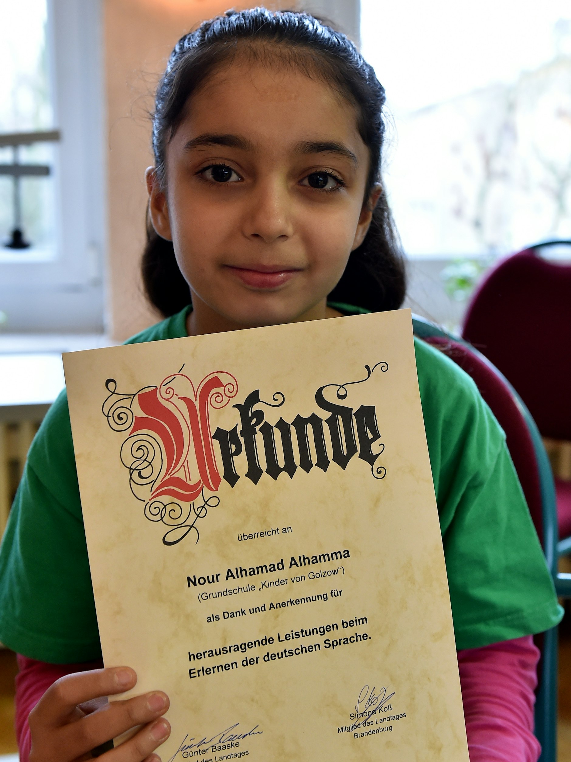 2015 erhielt die damals neunjährige Nour eine Urkunde für ihre Deutsch-Kenntnisse in den Händen.