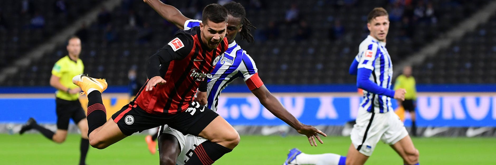 Herthas Boyata berührt Frankfurts Silva nur leicht, doch der hebt zur Schwalbe ab. Elfer gegen Hertha.