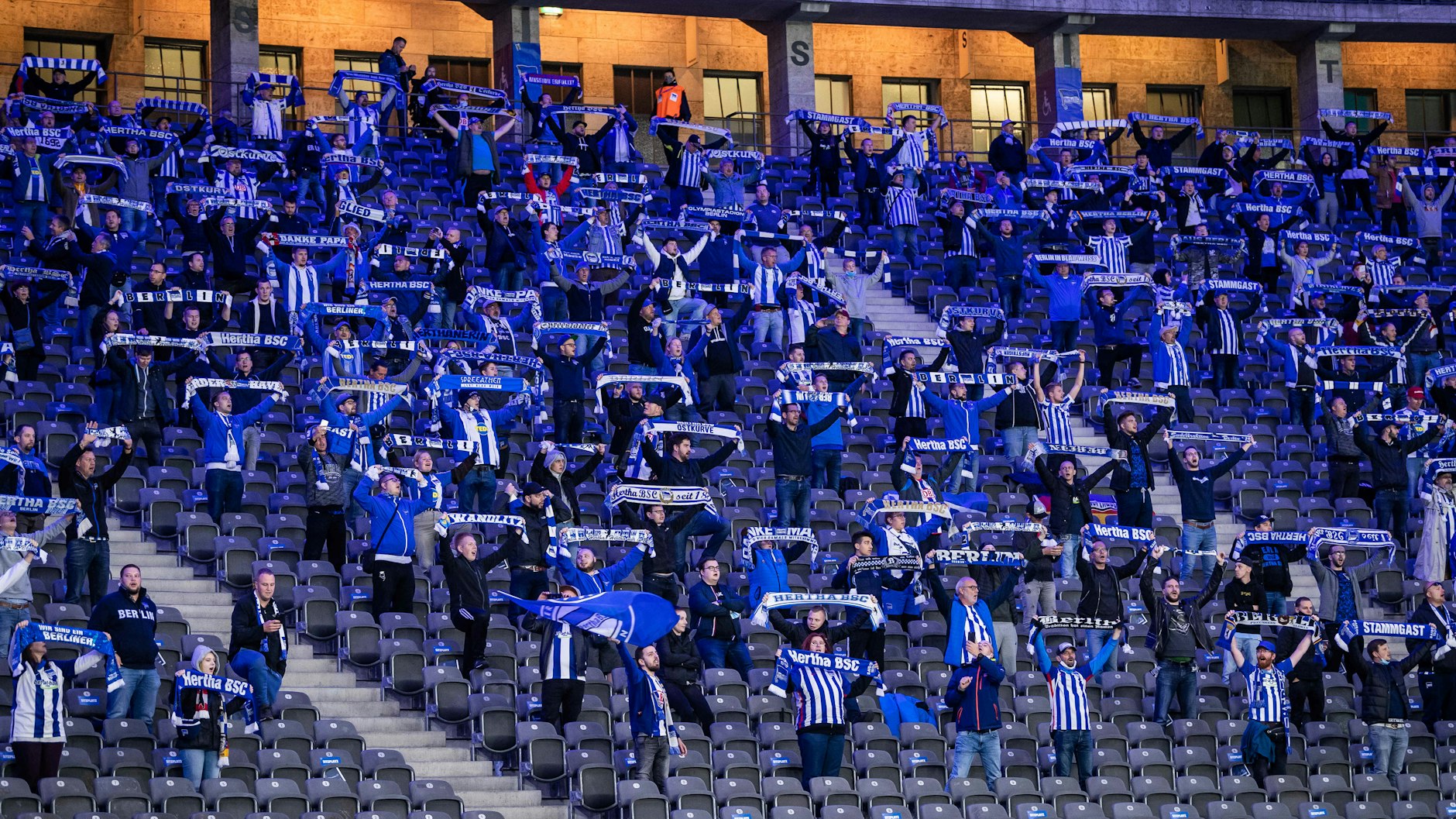 Mit Abstand: 4000 Fans durften ins Stadion. 