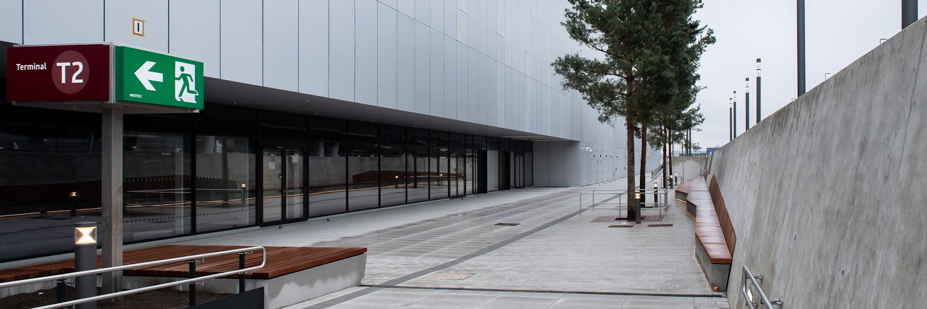 Beton, mit Stahl verkleidet: die erste Erweiterung des neuen Schönefelder Flughafens.