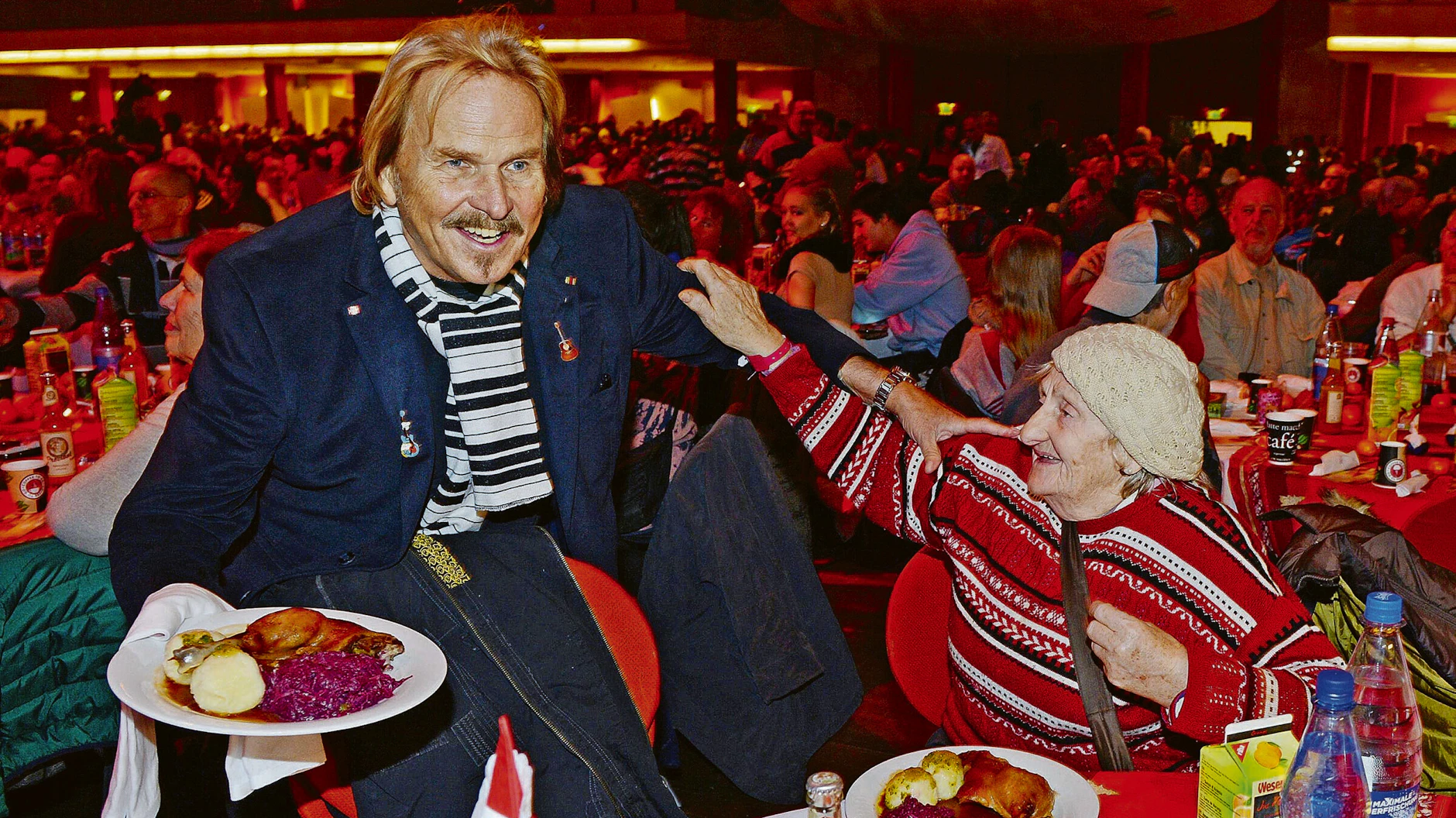 Schlager-Star Frank Zander bei einer seiner Weihnachtsfeiern für Obdachlose: Sie soll auch dieses Jahr stattfinden.