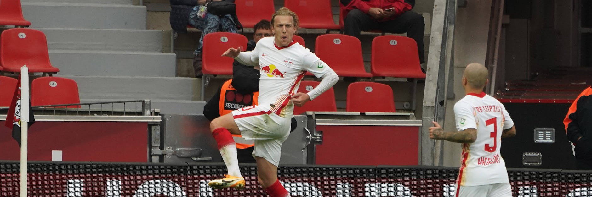Emil Forsberg macht den Luftsprung, er traf in der 14. Minute wunderschön zum 1:0 für RB Leipzig.
