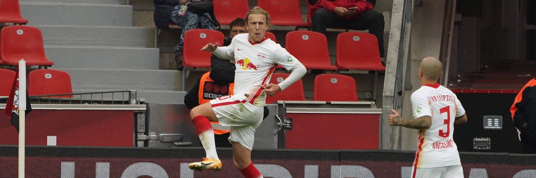 Emil Forsberg macht den Luftsprung, er traf in der 14. Minute wunderschön zum 1:0 für RB Leipzig.