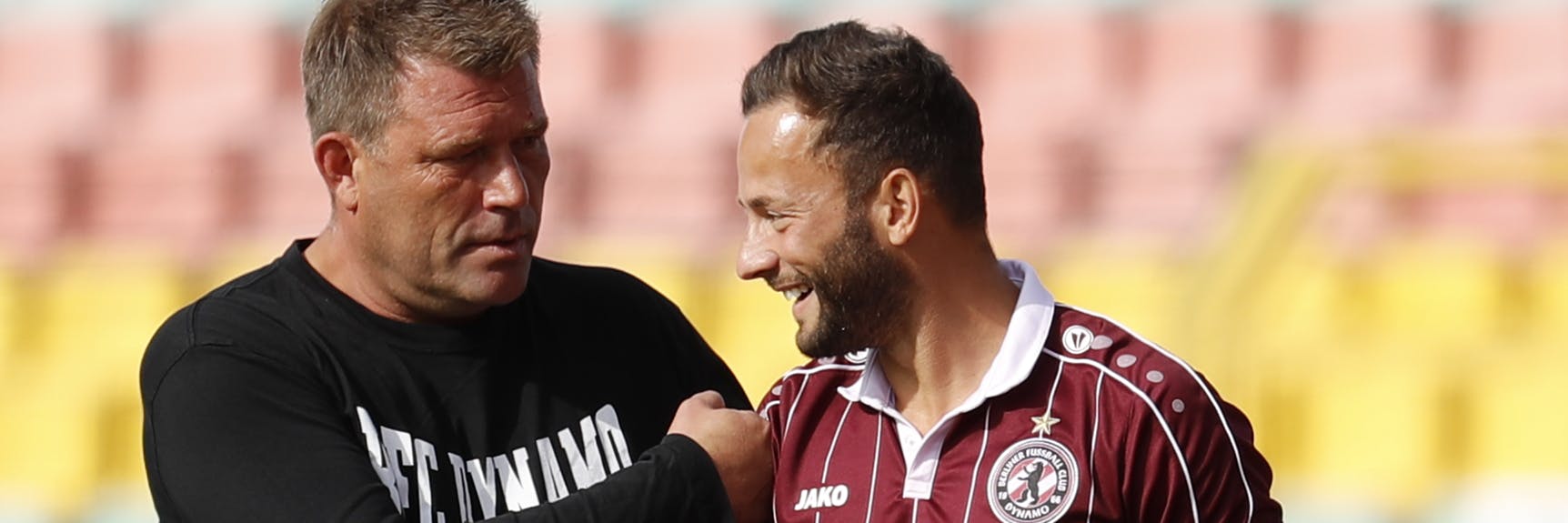 Christian Benbennek im Gespräch mit Ronny Garbuschewski. Dynamos Kapitän erzielte in Chemnitz den Siegtreffer für die Weinrot-Weißen. 