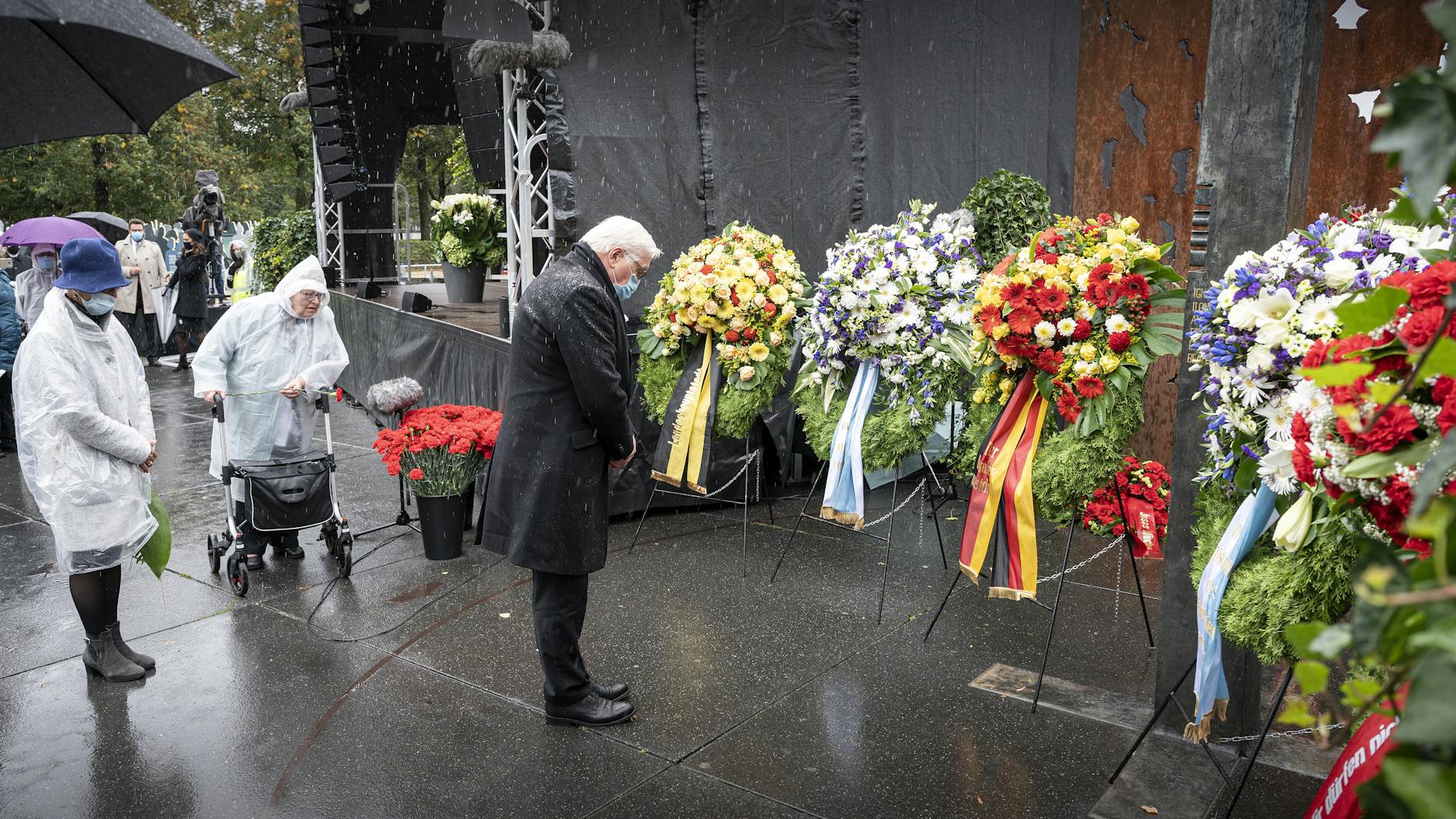 Bundespräsident Frank-Walter Steinmeier legt am Ort des Oktoberfest-Attentats von 1980 einen Kranz nieder und gedenkt gemeinsam mit Überlebenden, Gudrun Lang (l) und Renate Martinez (2.v.l) des rechtsterroristischen Anschlags.
