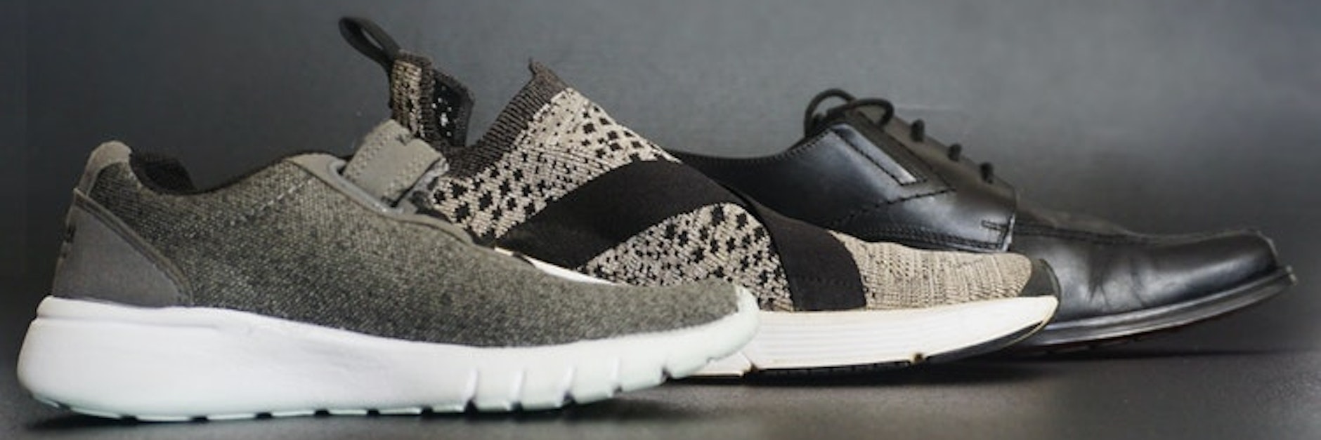 Schuhe mit erhöhter Sohle im Zehenbereich.<br>