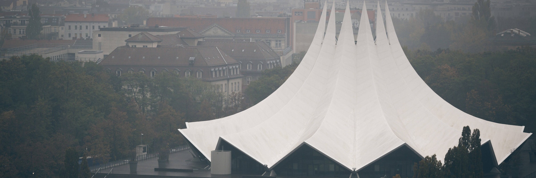 Das Berliner Tempodrom ist in herbstlichen Regen eingehüllt.