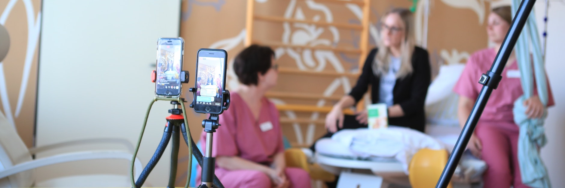 Seit Beginn der Pandemie führen die Hebammen am Bucher Krankenhaus per Livecam&nbsp; durch ihren Kreißsaal. Die Schwangeren können derweil bequem zu Hause bleiben.&nbsp;