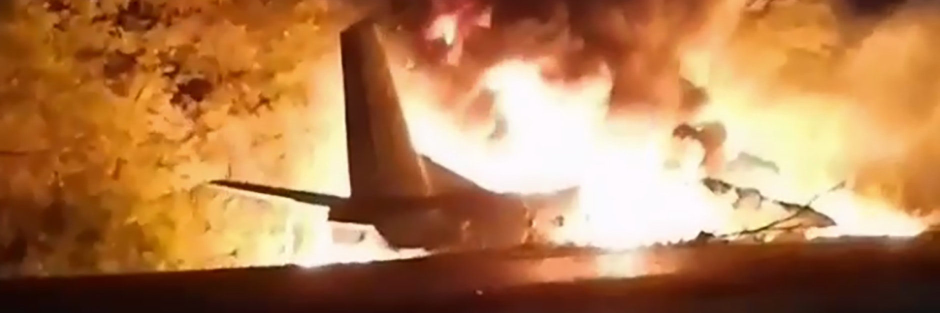 Das Militärflugzeug ging nach dem Absturz in Flammen auf. 