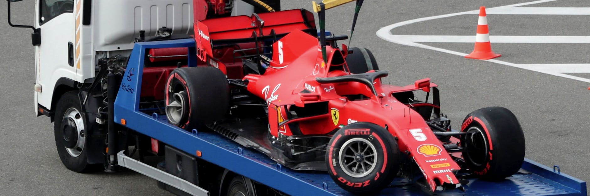 So wurde Vettels Ferrari vom LKW abtransportiert, er war in eine Barriere gekracht. 