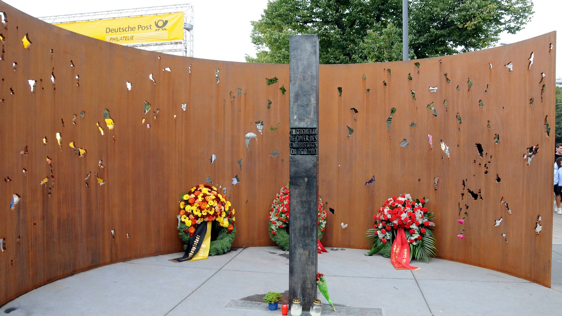 Kränze wurden am Mahnmal für das Wiesn-Attentat abgelegt.