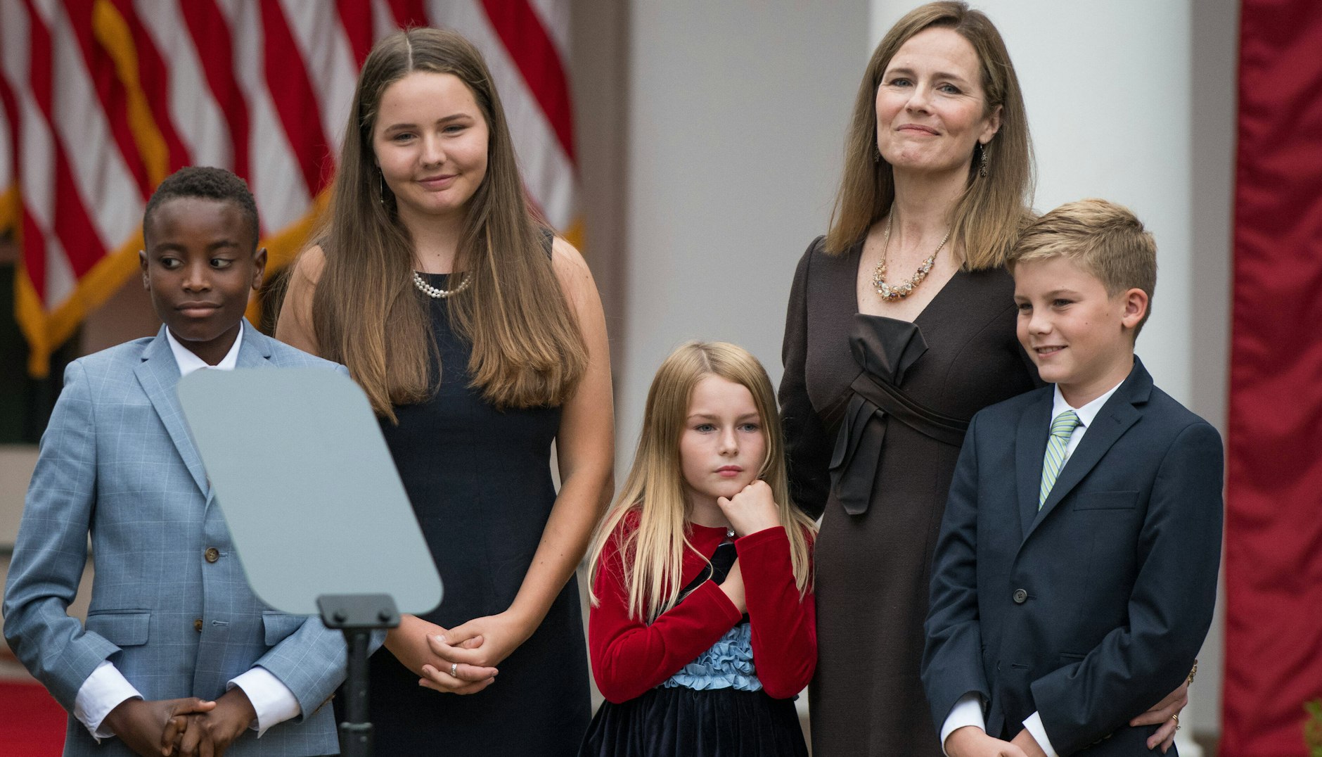 Auch die Kinder von Amy Barrett waren bei der Zeremonie im Rosengarten dabei.