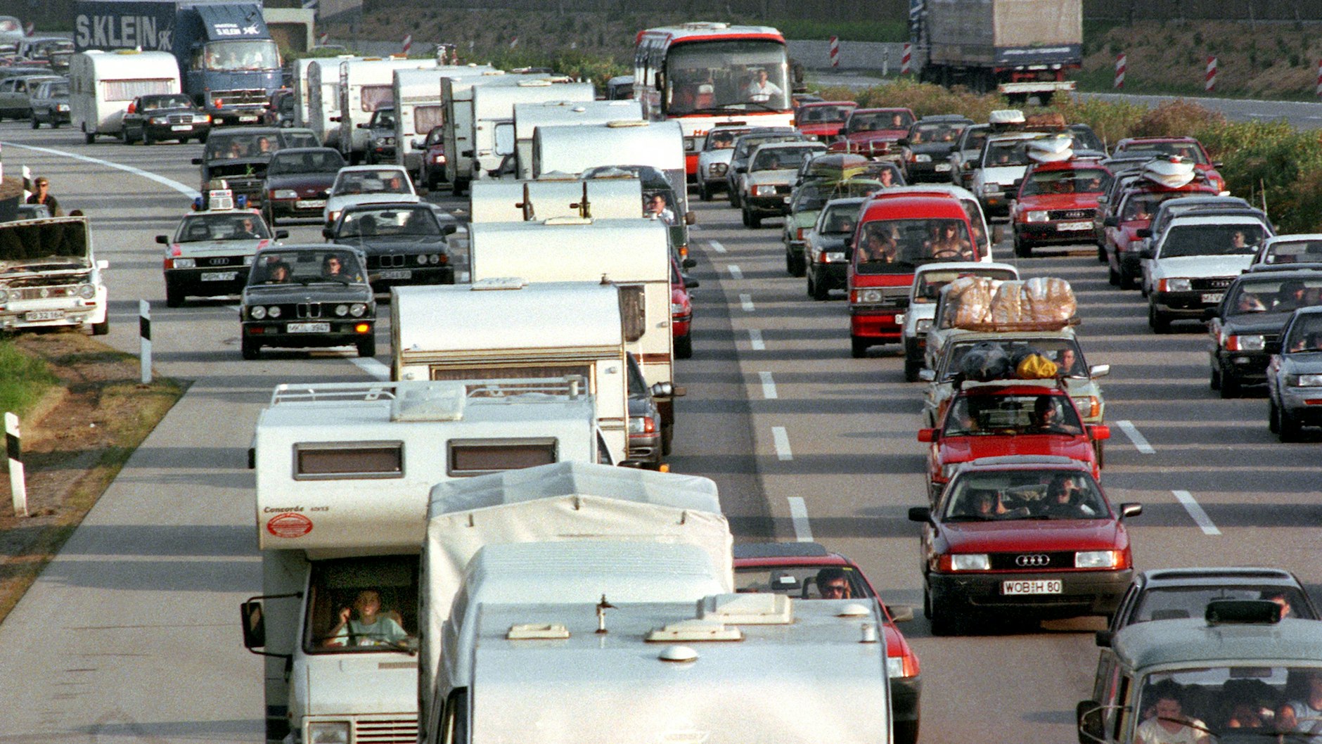 Im Juli 1990 staute sich der Verkehr auf der A8 in Bayern in Richtung Süden.