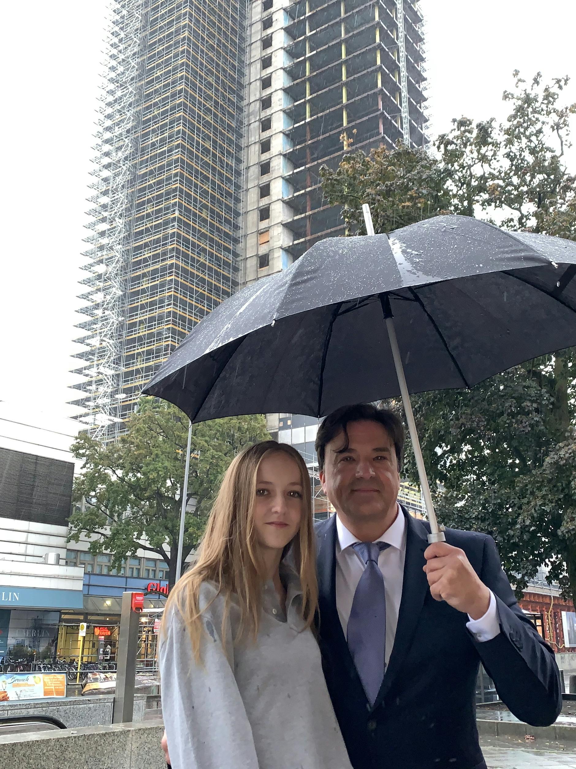 Wissen nicht, wie es weitergeht: André Gaufer mit seiner Tochter Lina vor der Baustelle des Steglitzer Kreisel.