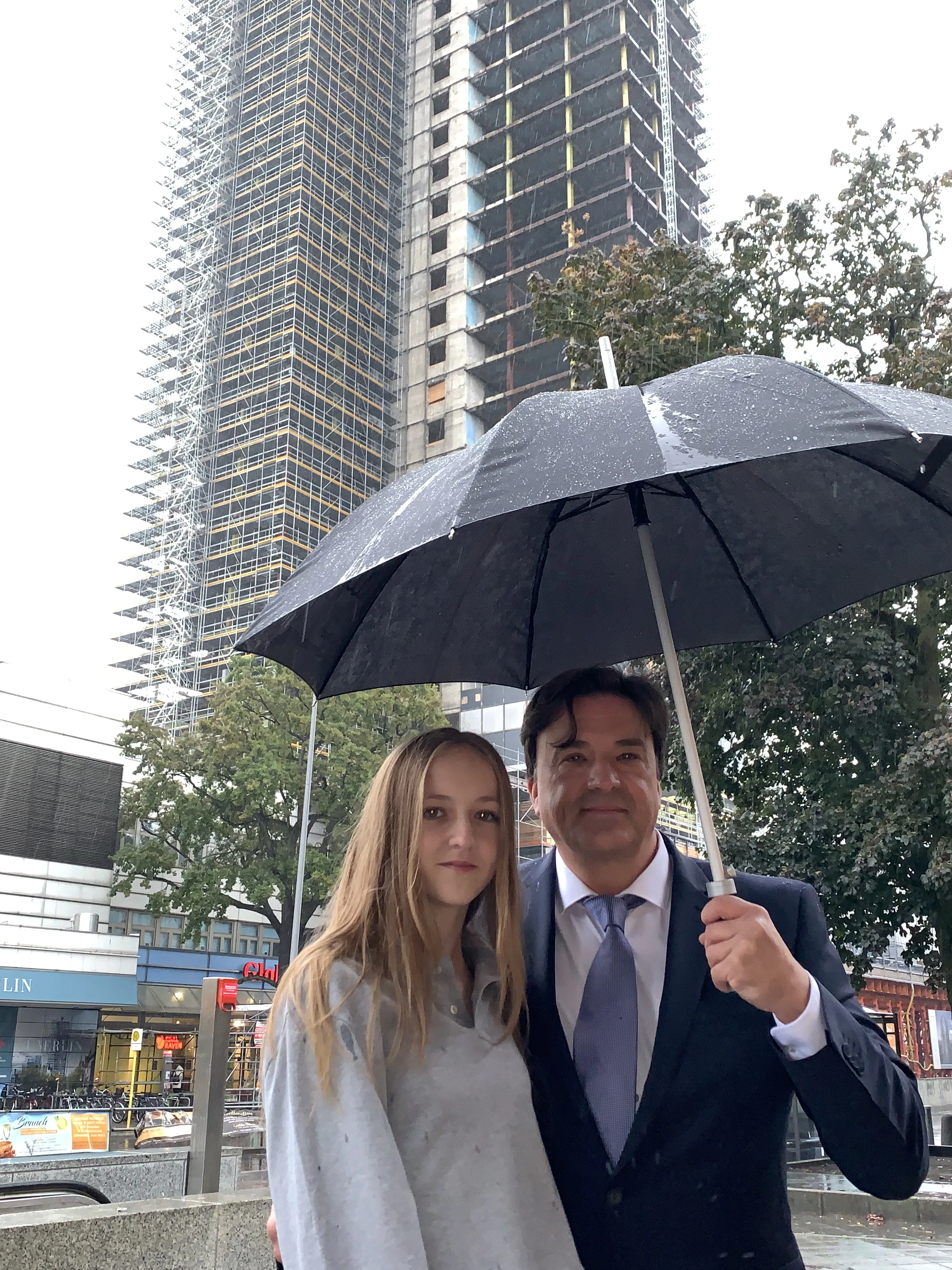 Wissen nicht, wie es weitergeht: André Gaufer mit seiner Tochter Lina vor der Baustelle des Steglitzer Kreisel.