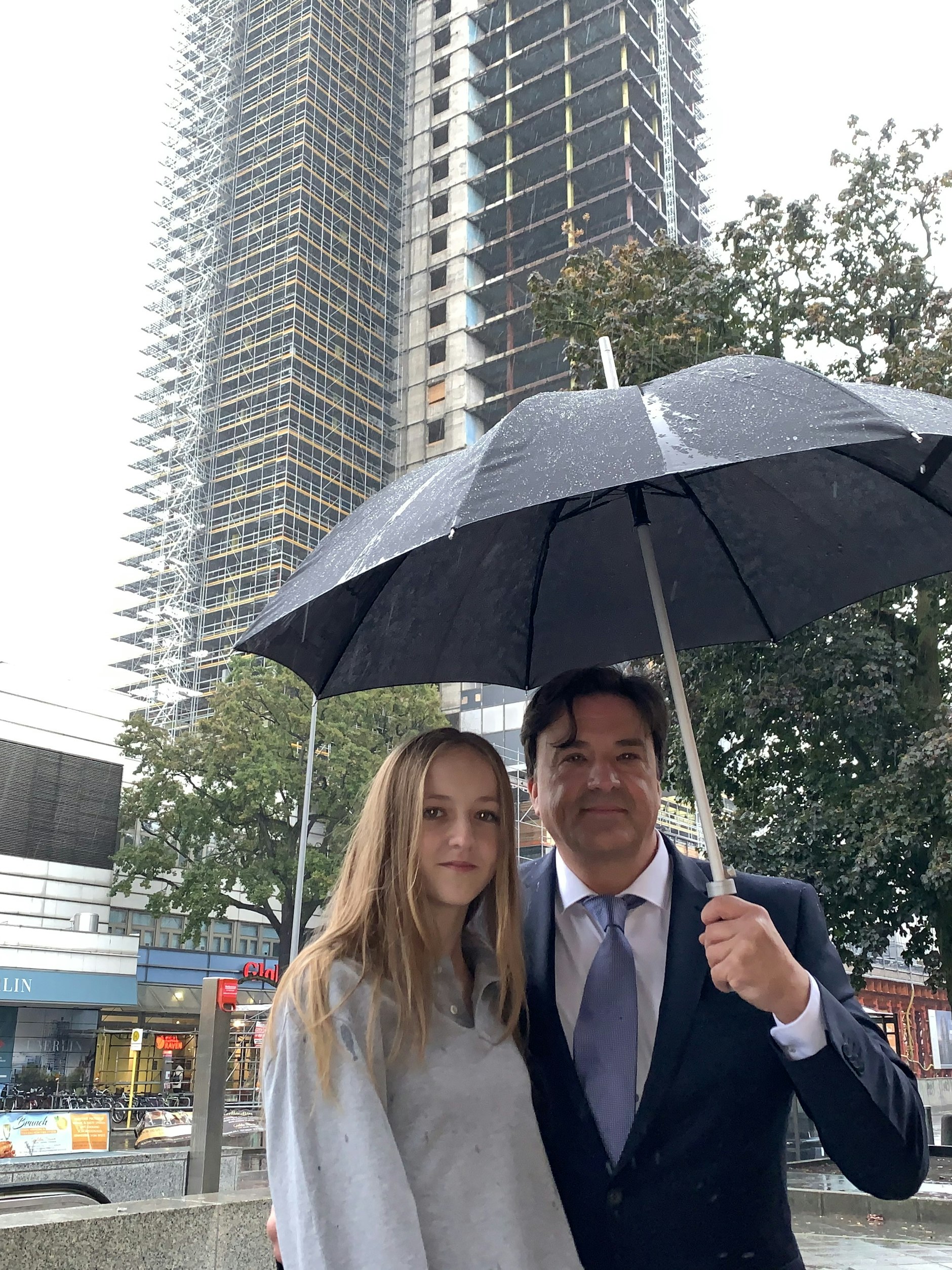 Wissen nicht, wie es weitergeht: André Gaufer mit seiner Tochter Lina vor der Baustelle des Steglitzer Kreisel.