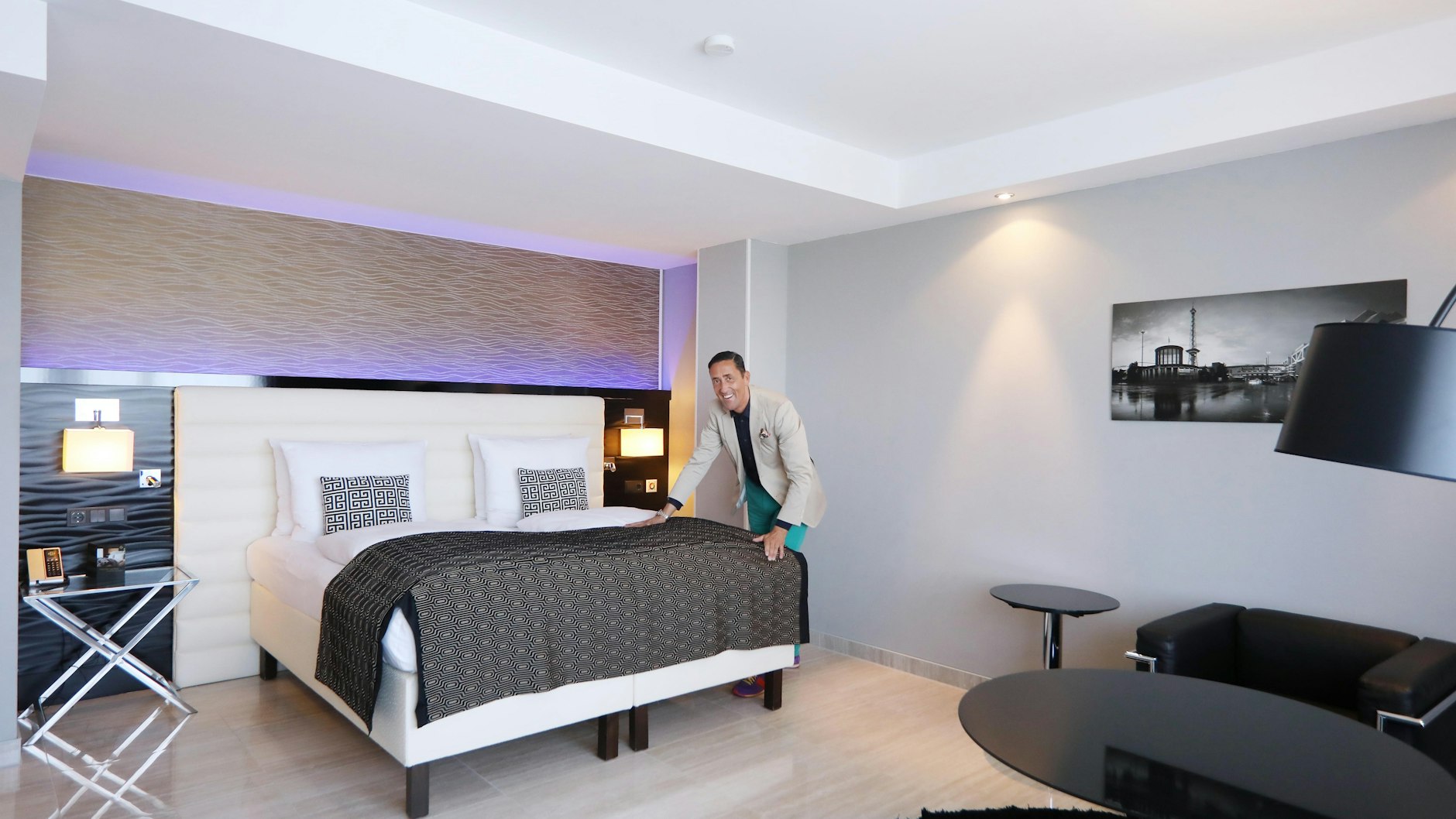 Bettdecke glattstreichen, die Gäste kommen! Frenzel in einem der Hotelzimmer.