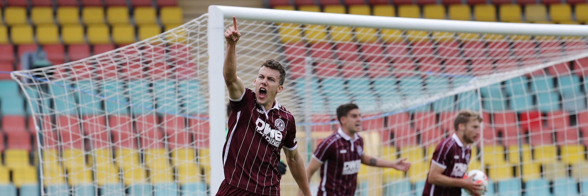 Chris Reher bejubelt sein Tor zum 2:2-Ausgleich gegen Rathenow.