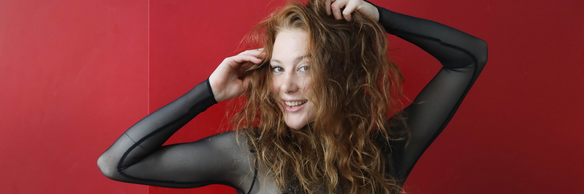 Penelope Elena Scheidler pflegt ihre Haare, denn der Schopf ist ihr wichtigstes Arbeitsgerät.