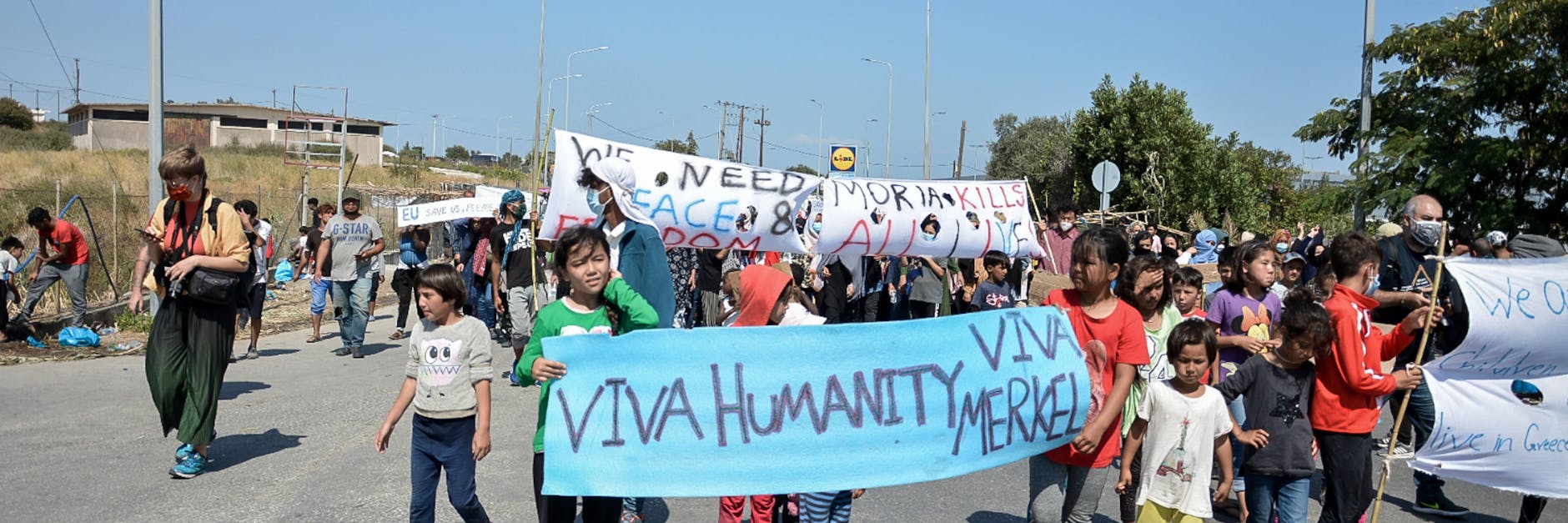 Frauen und Kinder des zerstörten Flüchtlingscamps Moria demonstrieren gegen ihre Situation auf Lesbos.