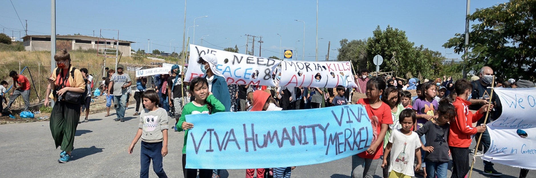 Frauen und Kinder des zerstörten Flüchtlingscamps Moria demonstrieren gegen ihre Situation auf Lesbos.