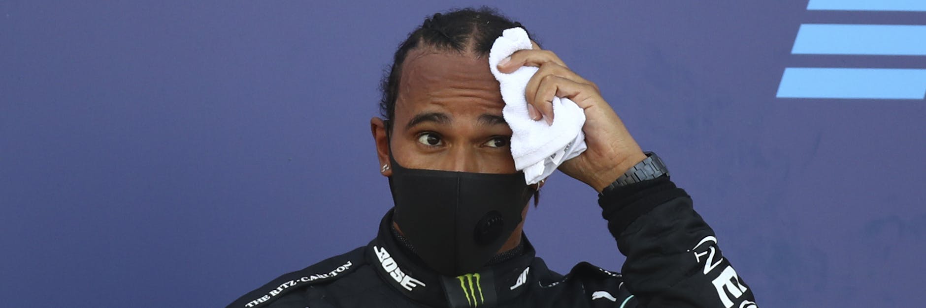 Schweißtuch statt Trophäe: Hamilton wurde nur Dritter beim Großen Preis von Russland.