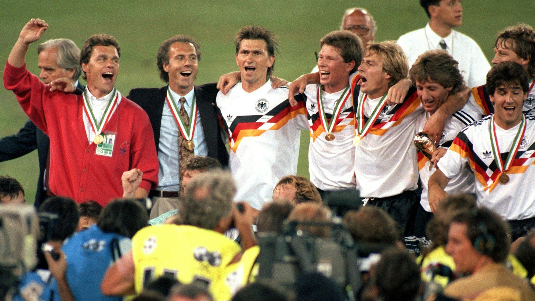 Teamchef Franz Beckenbauer bejubelt mit seiner Mannschaft den WM-Sieg in Rom.