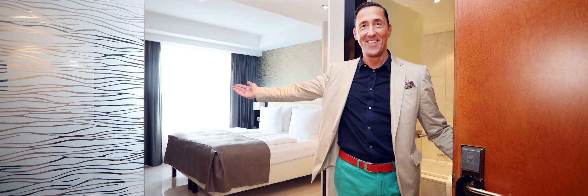 Michael Frenzel ist der Direktor des Fünf-Sterne-Hotel „Palace“ am Kurfürstendamm, er zeigt eines der Edel-Zimmer.