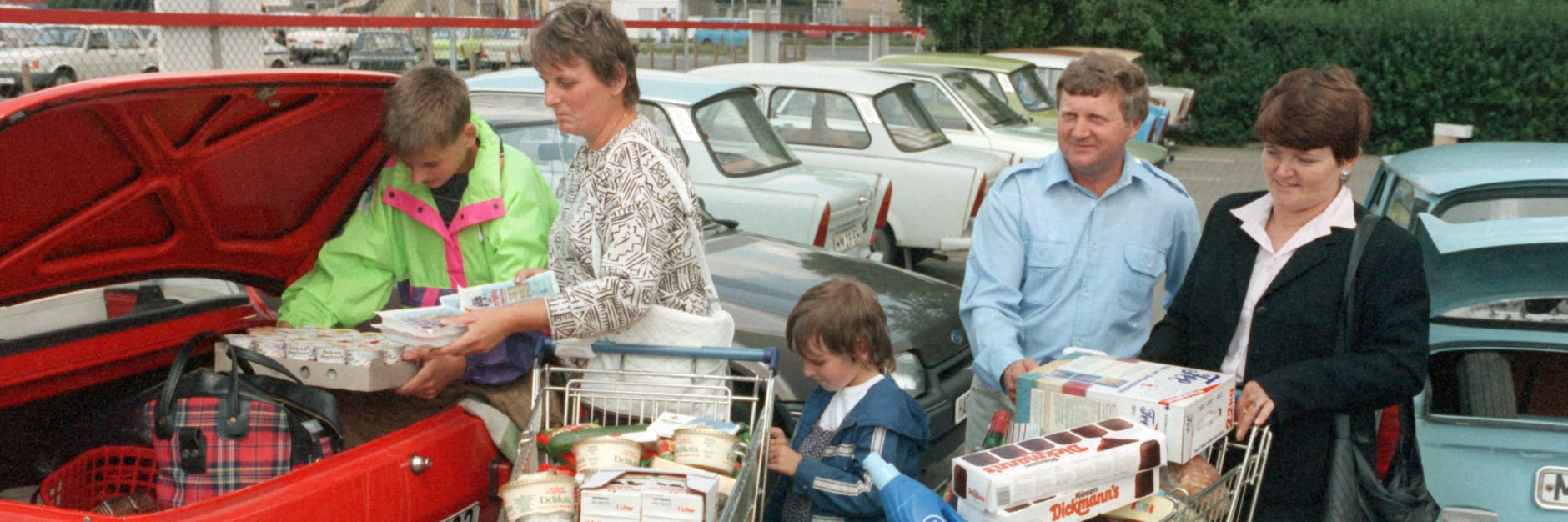Eine Familie kauft im Jahr 1990 ein.