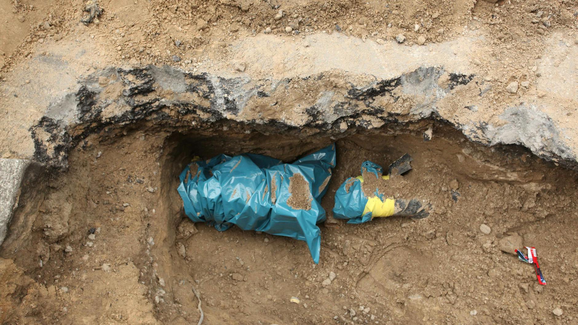 Die Gasag musste einen Gehweg aufstemmen. Anschließend wurde ein Stück der Leitung entfernt und provisorisch abgedichtet. 