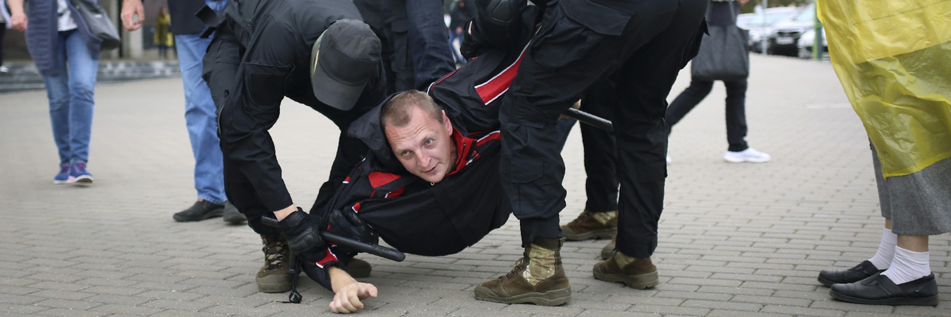 Belarussische Polizisten nehmen einen Demonstranten fest.
