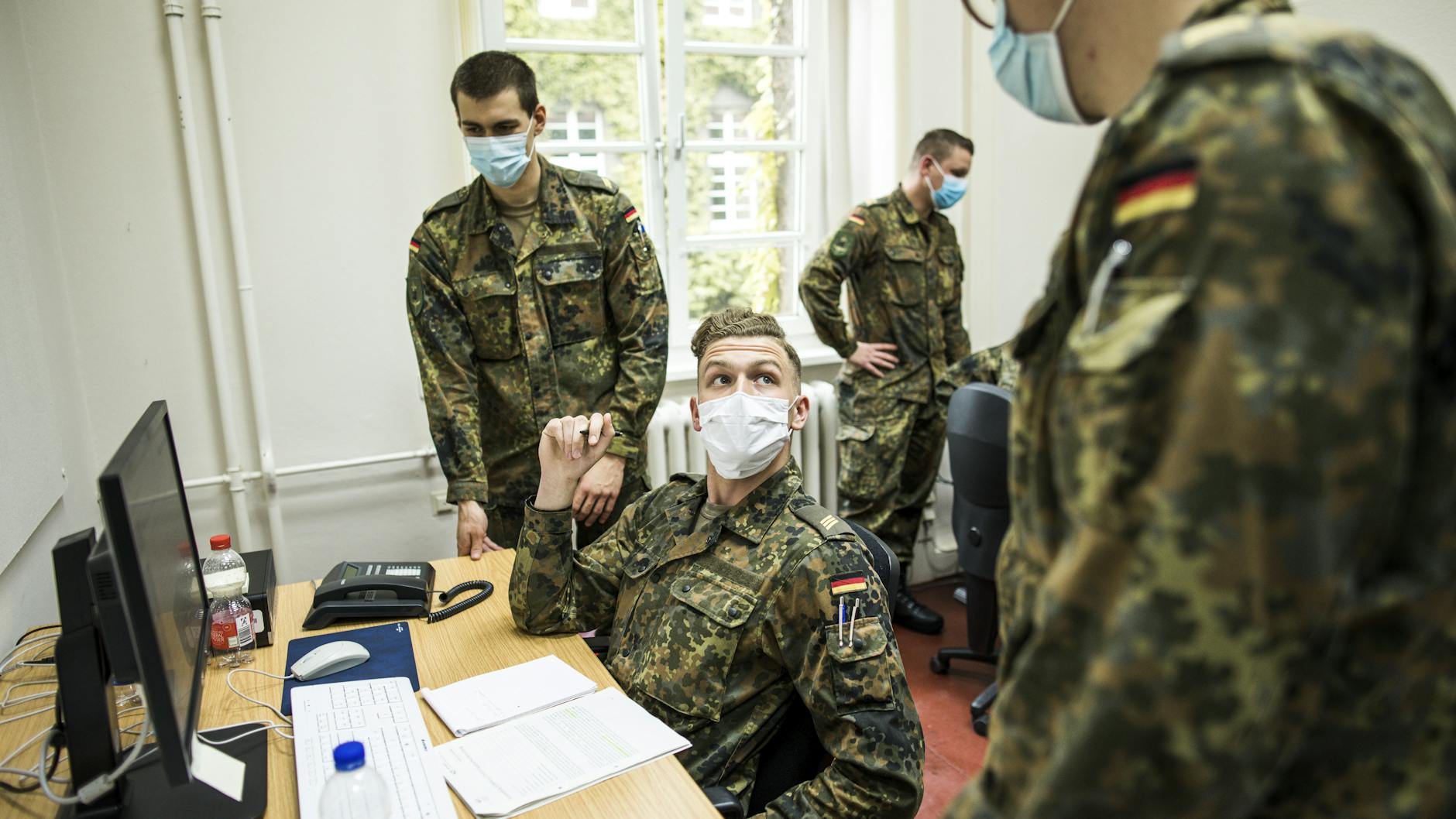 Schon im Juni besprachen sich Soldaten des Wachbataillons beim Bundesministerium der Verteidigung an einem Arbeitsplatz im Gesundheitsamt Spandau.<br>