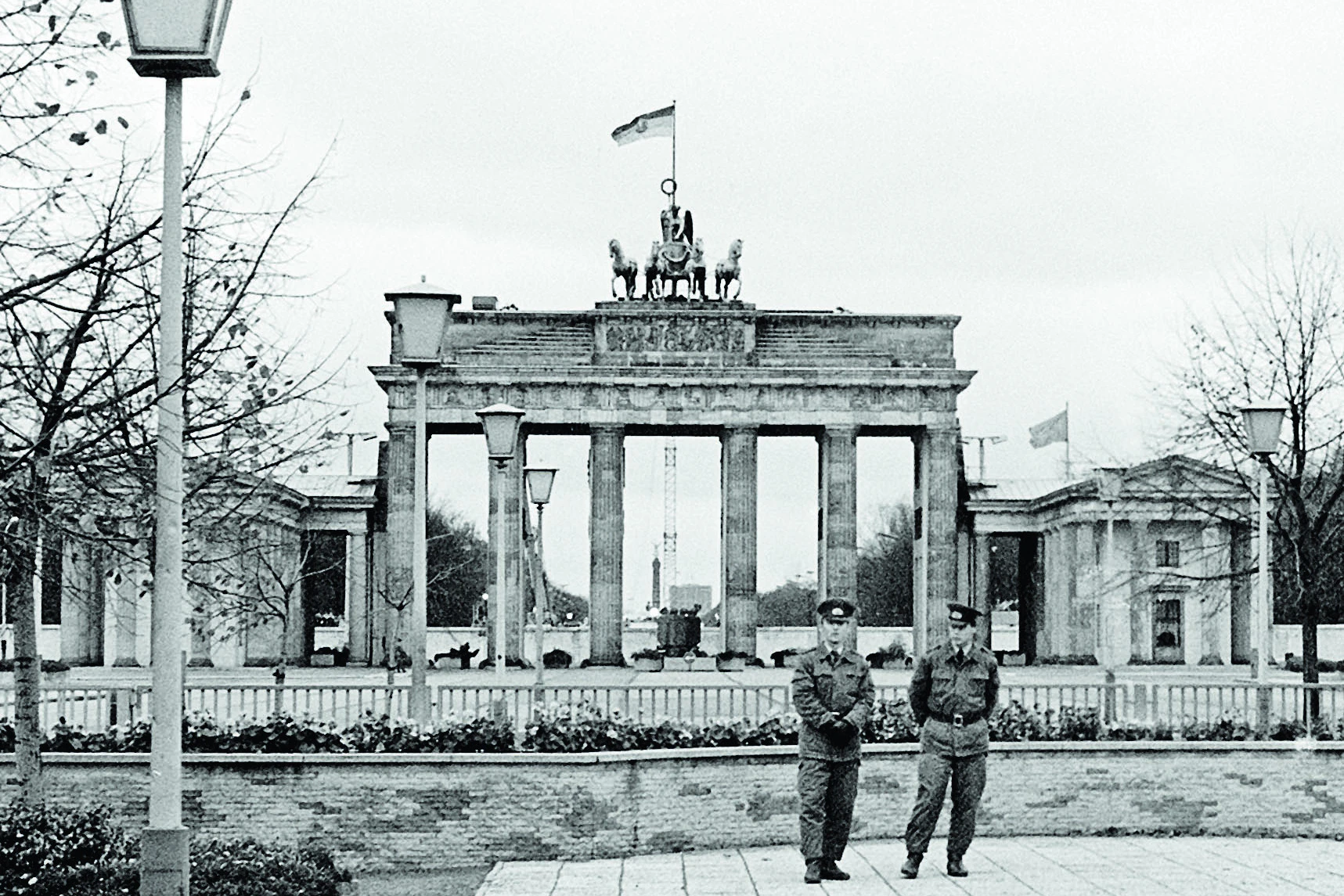 Brandenburger Tor im September 1989: DDR-Grenzer bewachen die Mauer, sie wird zwei Monate später fallen.
