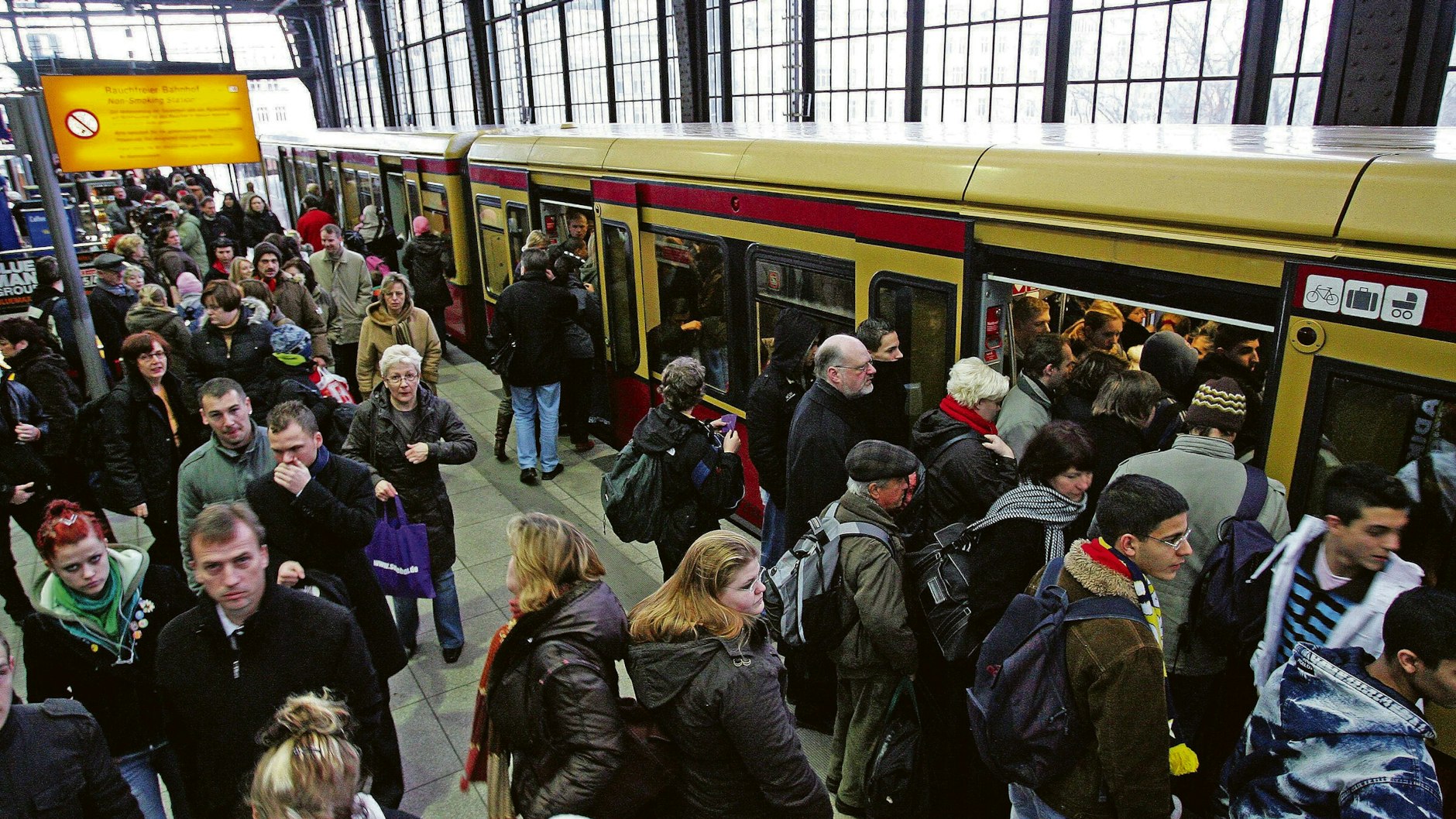 Wegen eines Warnstreiks bei der BVG 2019 wurde es wie hier auf dem Bahnhof Friedrichstraße eng auf Bahnsteigen und in S-Bahn-Zügen.