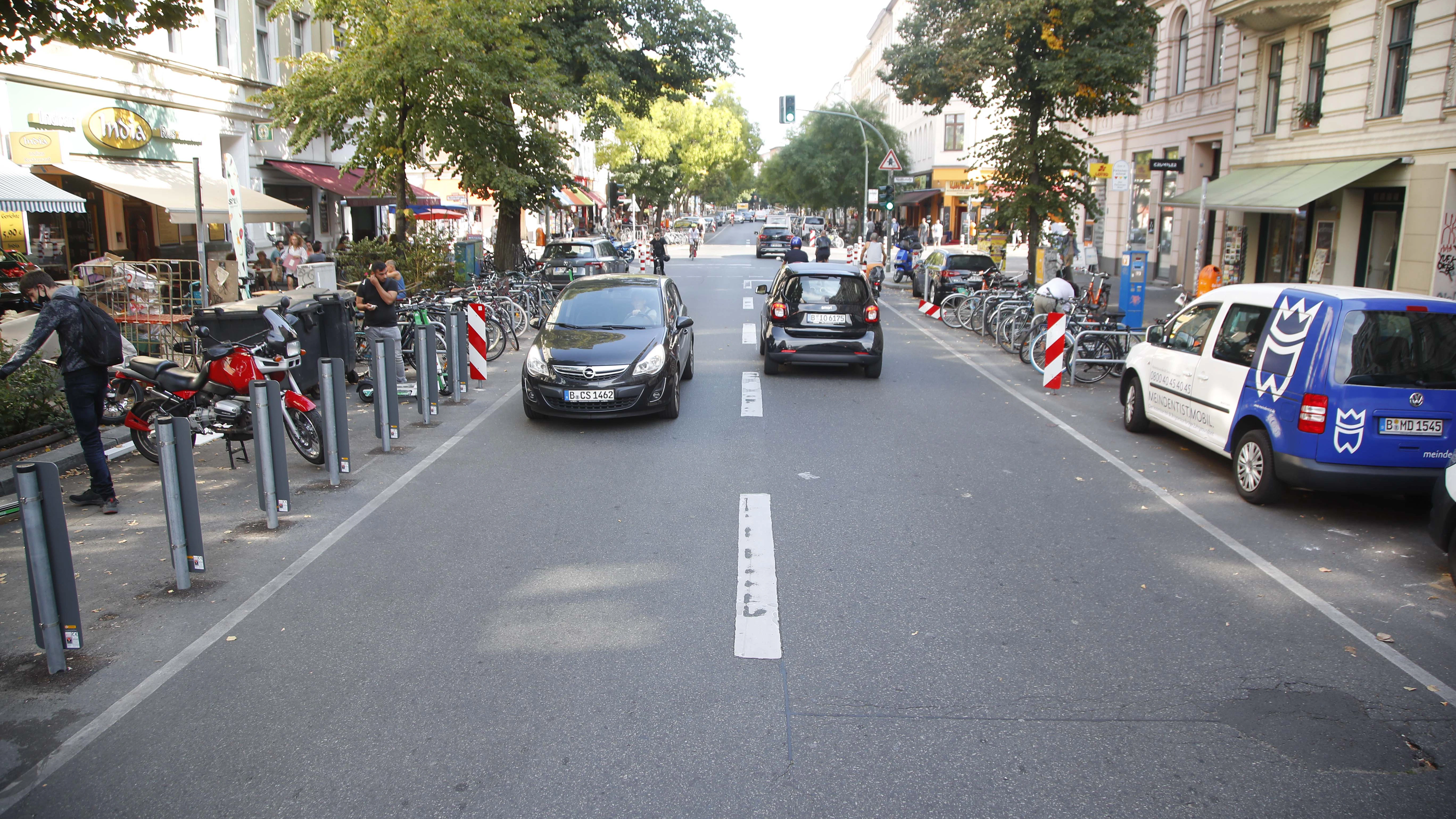 So sieht die Bergmannstraße in Kreuzberg heute aus. Künftig sollen auf einem längeren Abschnitt keine Autos mehr fahren, und die Fahrbahn wird aufgerissen.