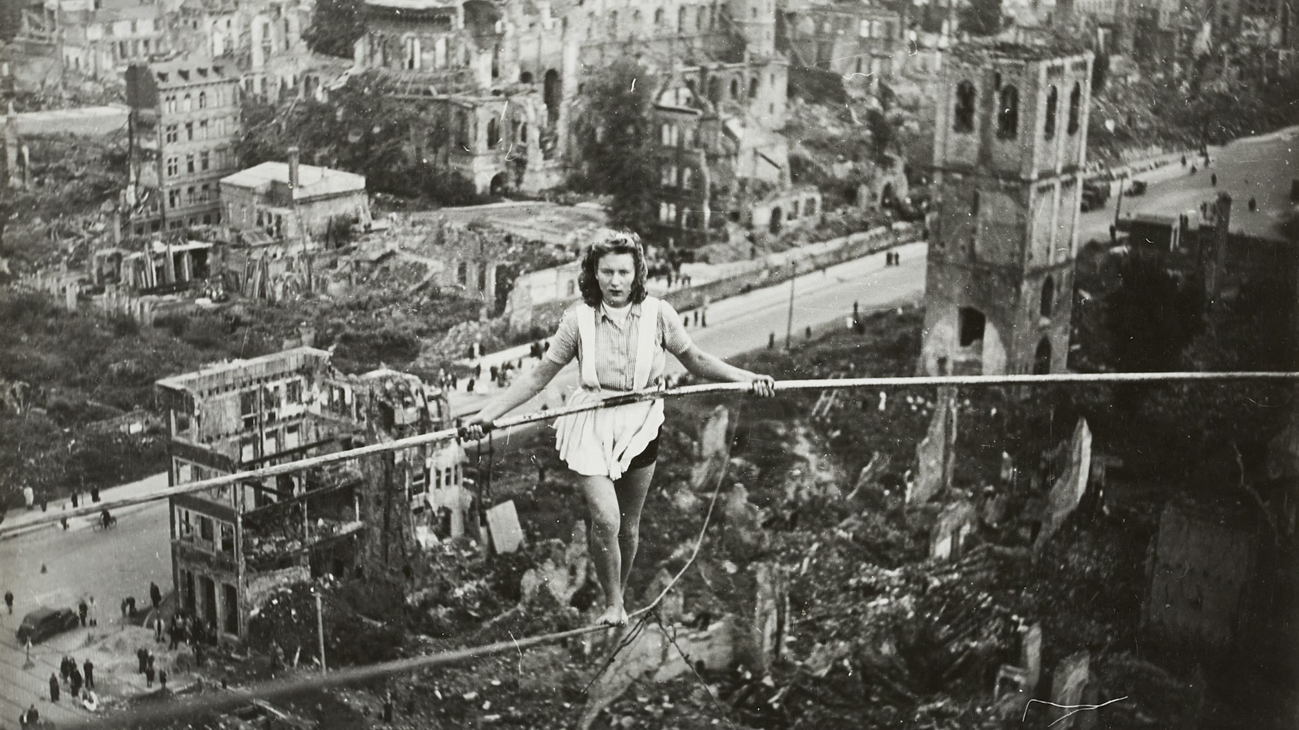 Artistin auf dem Drahtseil am Kölner Heumarkt.